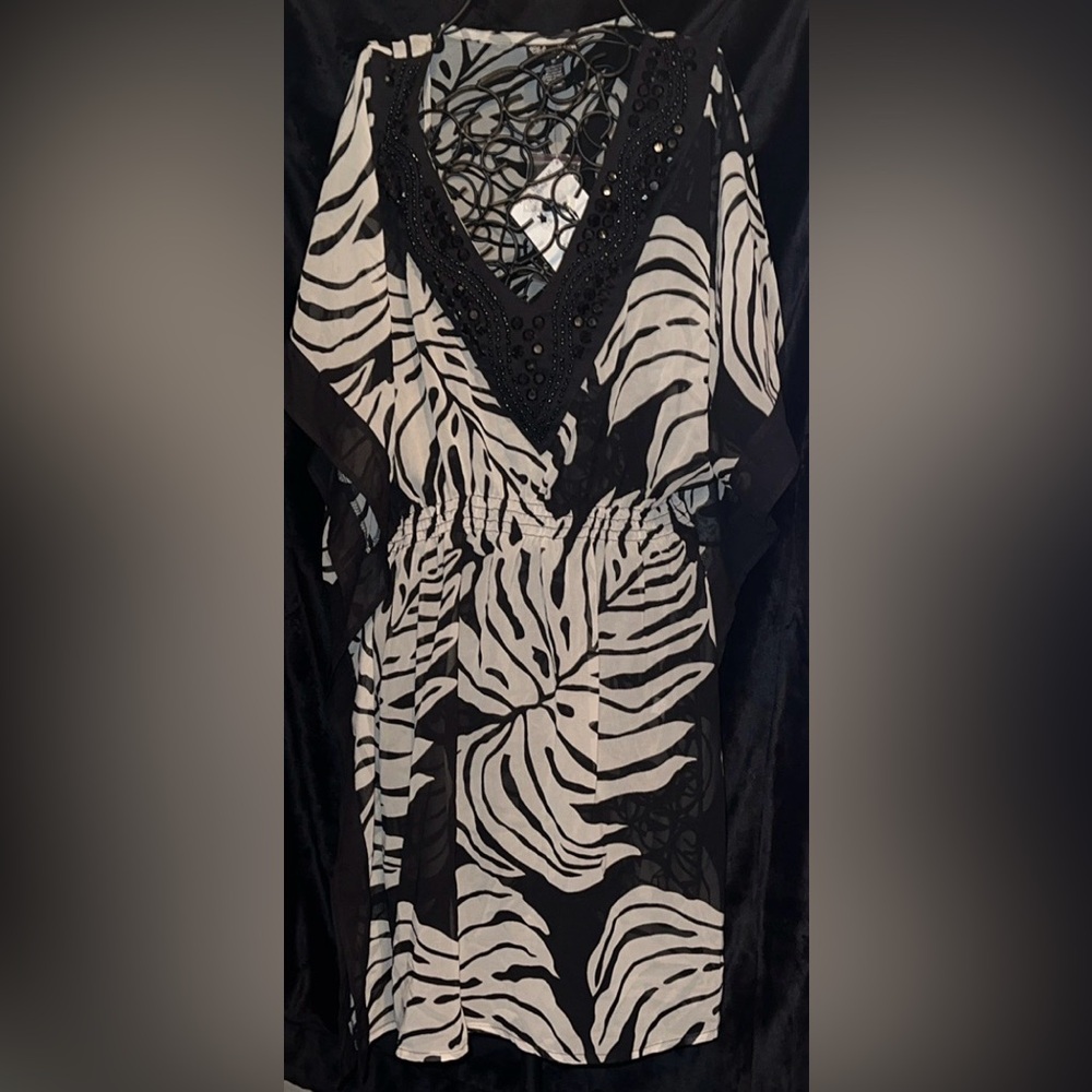 CLUB Z COLLECTION Black and White Leaf Print Dress/cover-up